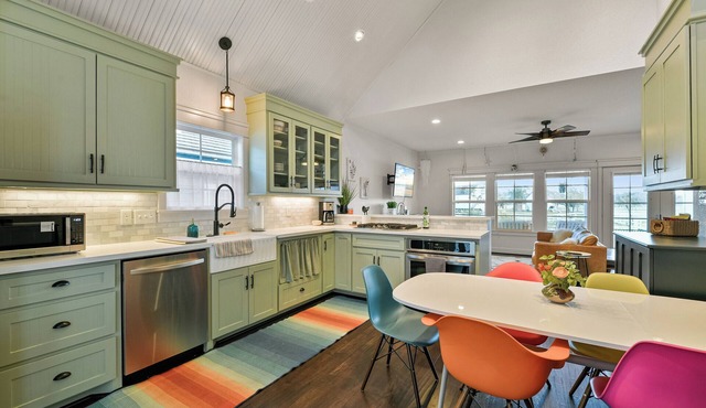 Artistic & Charming 2-bedroom house on quiet lake near NASA and Galveston in Dickinson