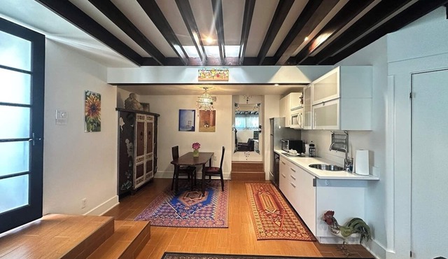 Artistic Haven in Hollywood with Pool, Hot Tub, Cabana, and Garden in Los Angeles