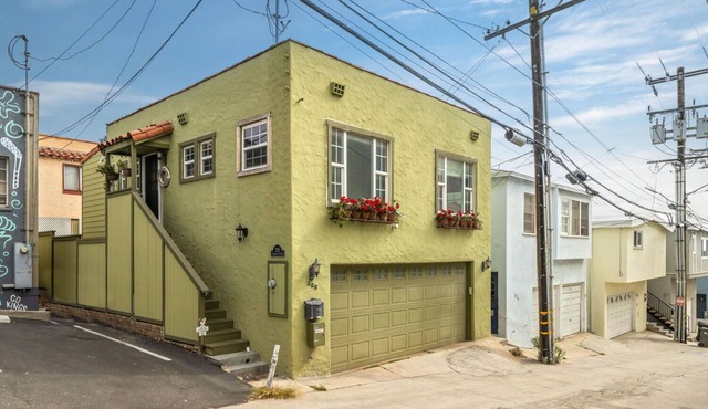 Beach Cottage, ocean view, walk to beach and downtown in Manhattan Beach