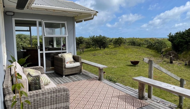 Beachfront Bliss with Private Access to North Piha – Cozy Family Home & Sleepout in Piha