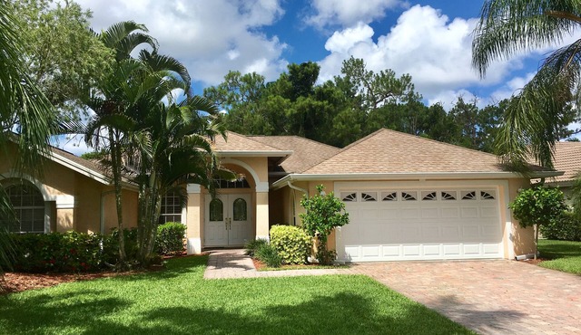 BEAUTIFUL 4 BR Briarwood villa with spacious pool area- VACATION STARTS HERE! in Naples