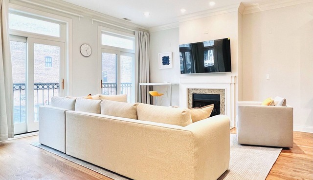 Beautiful Downtown 3BR with Free Parking in Chicago