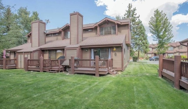 Big Bear Cozy House walking from lake, 2 swiming pools, hot Tubs, Tennis courts in Big Bear Lake