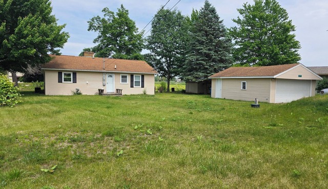 Blue's Pad. A charming and cozy 2-bedroom house on Wixom Lake in Beaverton, MI in Beaverton
