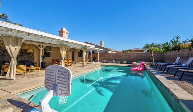 Boho Bungalow - 30ft pool & minutes from festivals in Indio