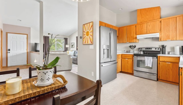 Bright, Single-level 2BR/2BA Townhome with Open Living Spaces and Relaxing Patio in Pullman