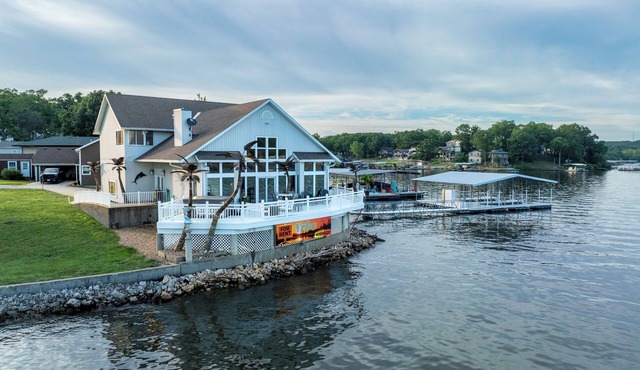 Brownstone - Amazing 3,600 SF home SLEEPS 18 -Game room-HOT TUB in Sunrise Beach