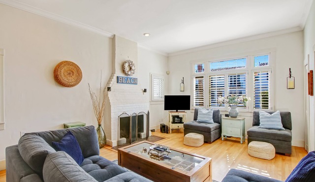 "Casa Azzurra" Dog Friendly! Heart of West Beach - walk to everything, patios and A/C! in Santa Barbara