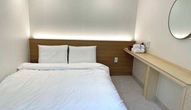 Charming 1-bedroom building in lovely Busan with WiFinThere is a large bed in Busan