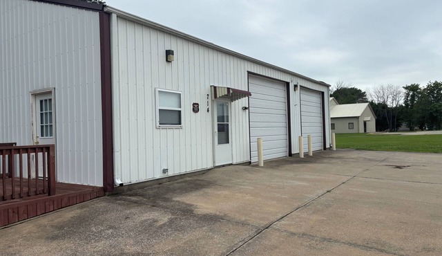 Charming 2-bedroom barndominimum very large garage WiFi, AC in serene Clinton in Clinton