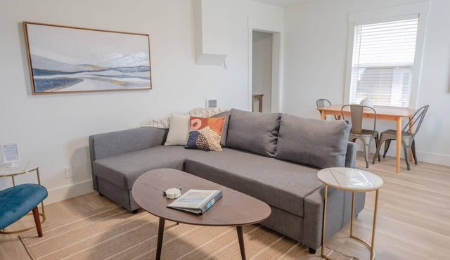 Charming Modern Cottage, Downtown @pinpointstays in Coos Bay