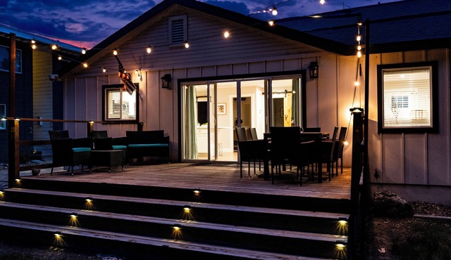 Charming Spacious Riverside 2-bedroom house in welcoming Reno with AC, WiFi in Reno
