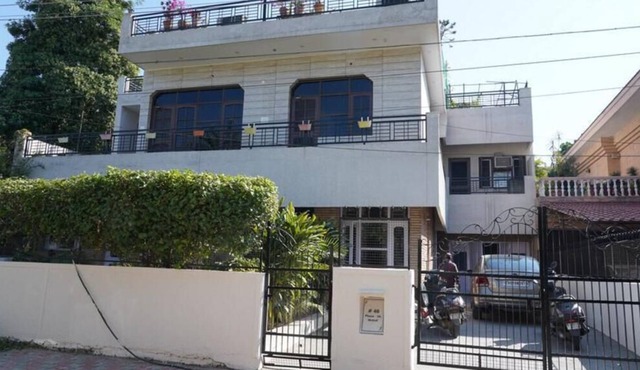 Cheerful 3- bedroom home with free parking in Sahibzada Ajit Singh Nagar