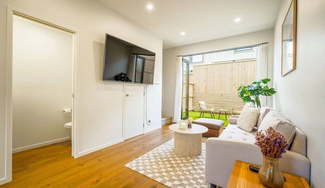 Chic 2-Bedroom Retreat in Grey Lynn Minutes to CBD in Auckland