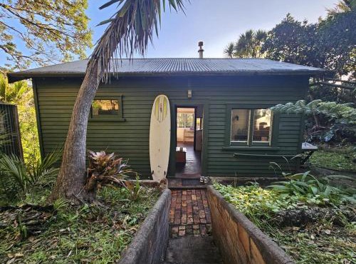Classic Piha Bach - Seaview Road in Piha