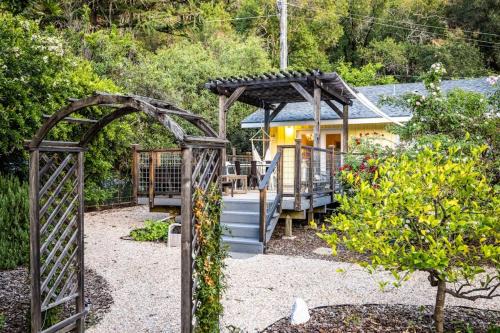 Cloverdale Creekside Retreat in Cloverdale