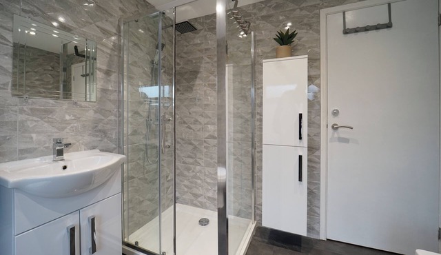 Comfortable Wetherby town house sleeps 9 perfect for families or larger groups in WETHERBY