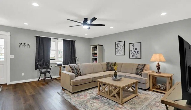Completely Remodeled 3-bedroom condo in superb Bloomington! Enjoy your stay in Bloomington