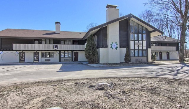 Completely Renovated 3 BR + Loft Mountain Villa - 2nd Floor in Boyne Falls