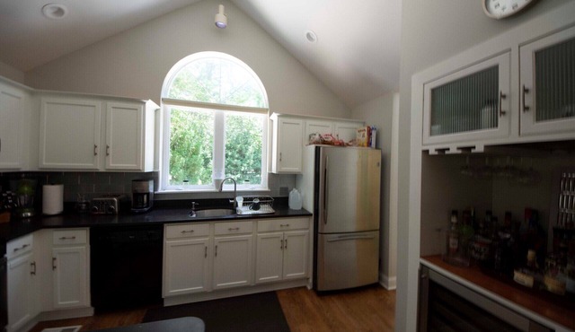 Contemporary Saltbox Hamptone Home 3 bedrooms, New 20x40 Heated Saltwater Pool in Wainscott