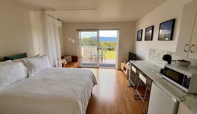Cosy Studio with valley views in Gerroa