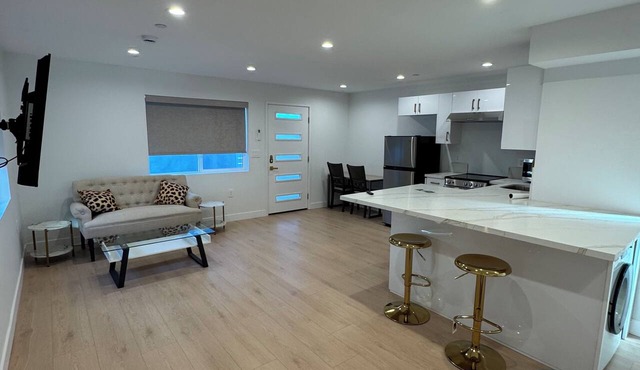 Cozy and Private Studio with Laundry and AC in Los Angeles