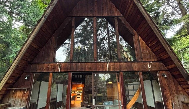 Cozy Chalet close to Mountains & Ocean in West Vancouver
