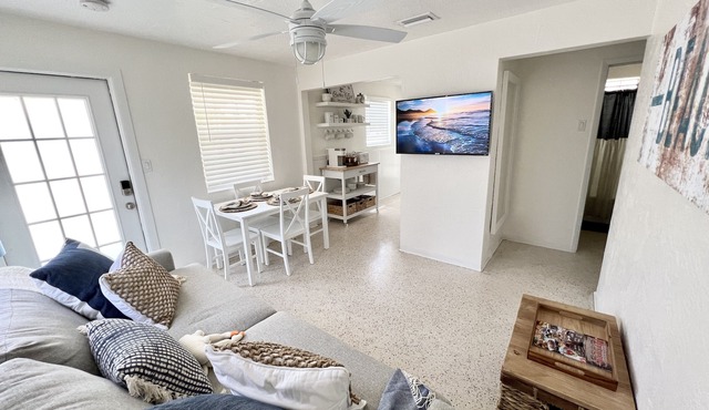 Cozy Crab House, Beachside, Walk to Beach & River, Coffee Bar & Fire Pit in Ormond Beach