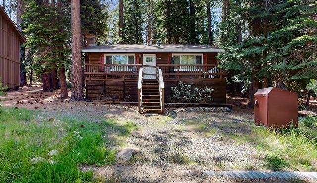 Cozy, dog-friendly cabin with large private deck, fireplace, BBQ-close to trails in South Lake Tahoe