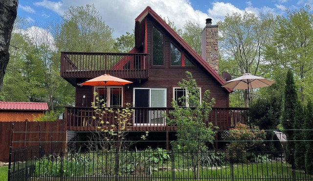 Cozy Lake Escape Beach access Game Room Fire Pit Pet Friendly Fenced Yard Canoe in Blakeslee