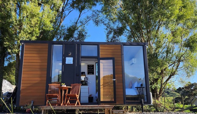 Cozy modern farm Cabin. Enjoy the relaxing rural vibe just 40 minutes from CBD in Waitoki