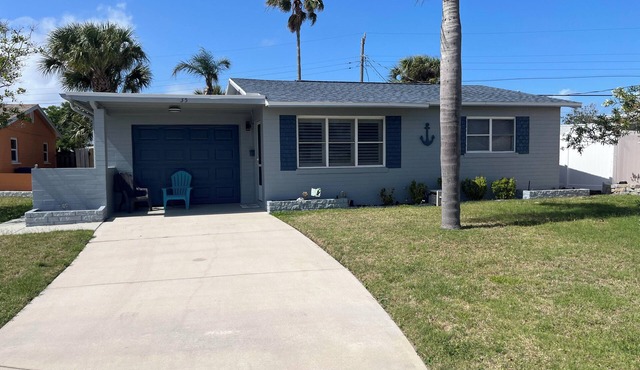 Cozy Ormond Beach Bungalow home w/backyard and garage 1 block to the beach in Ormond Beach