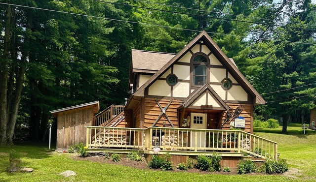 Cozy & Rustic 3 bdr chalet w/plenty of privacy - your new home away from home! in Great Valley