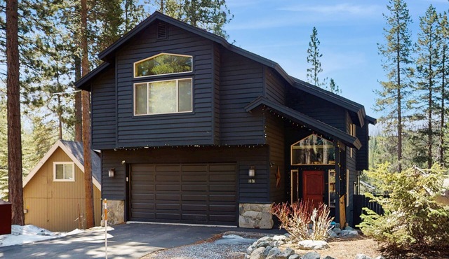 Cozy Tahoe home near the best of South Lake w/fireplace, WiFi, & skiing nearby in South Lake Tahoe