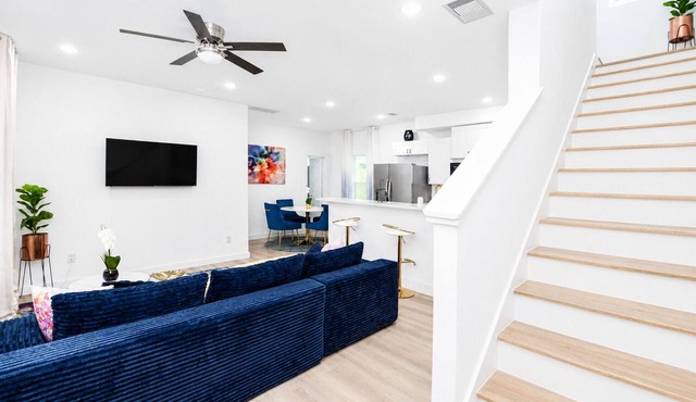 Designer 3BR/3BA Townhome Near NRG, Med Center, Heights,Downtown & IAH, Sleeps 6 in Houston