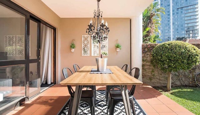 Designer garden|1km to Mandela Sq|King Bed|DStv in Sandton