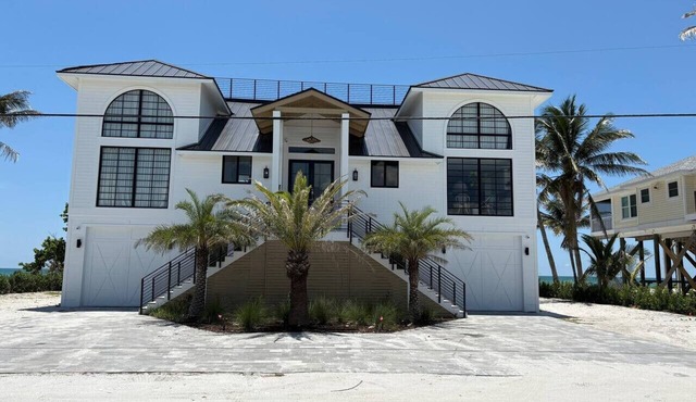 `Dreamy Beachfront Getaway !` in Placida