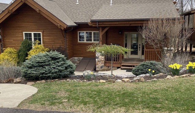 Eagle Rock Cabin-Ski-in/Ski-out in Hazleton