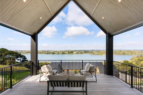 Estuary Views - Riverhead Holiday House in Auckland