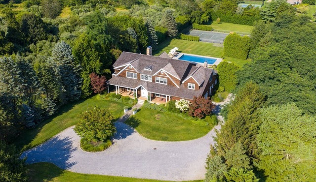 Expansive Bridgehampton Estate on almost 3 acres, Private Pool and Tennis,. in Bridgehampton