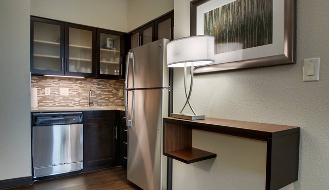 Free Breakfast Buffet. Pool & Shared BBQ Area. Great Location! in The Colony