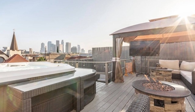 Gorgeous DTLA w/View + Hot Tub! in Los Angeles