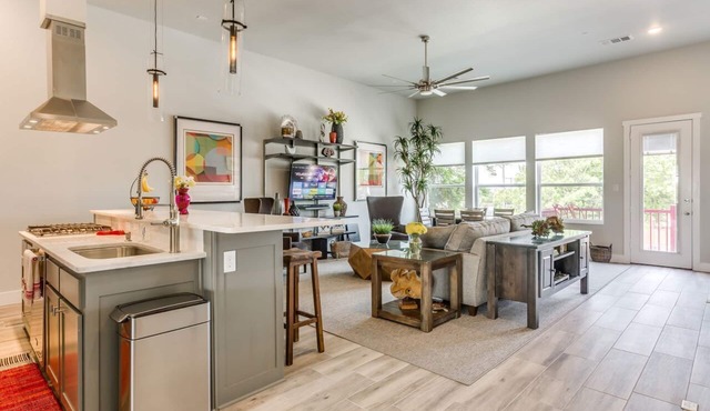GORGEOUS & SPACIOUS LUXURY DOWNTOWN FORT WORTH TOWNHOME, CLOSE TO EVERYTHING! in Fort Worth