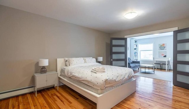 Gorgeous & Sunny Executive Suite, AC in Bedford