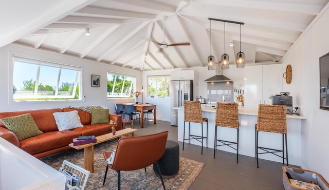 Gulf Island Views - Welcome to Gulf Island Views, a beautifully restored premium holiday cottage with incredible views of the Hauraki Gulf. With two bedrooms and one bathroom this is perfect for a family of four or two couples to share. in Waiheke Island