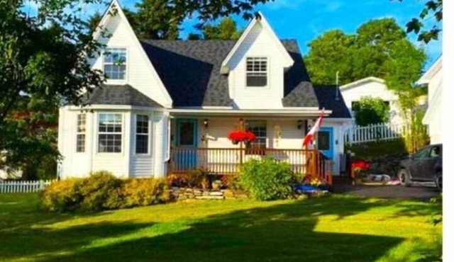 Harbour Pond Getaway, right in the Heart of Brigus! in Brigus
