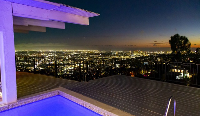 Hollywood Hills jetliner views among the stars in Los Angeles
