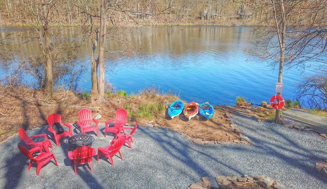Huge Comfy Lakefront : Kayaks, Gamerooms, Firepit, Pet Friendly, Bushkill Falls! in Tamiment