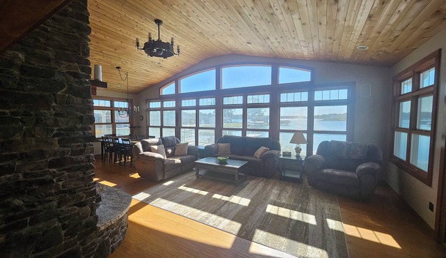 Irish Lakefront, Hot Tub! Pets, dock, fishing, kayaks, ice fishing, hunting! in Leesburg
