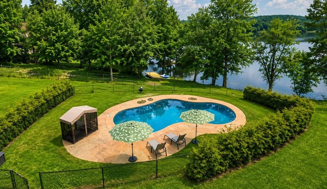 Lakefront Paradise Pool + Paddle Boats Sleeps 12 in Monroe